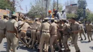 AGRA UP : रामजी लाल सुमन के घर पर पथराव और तोड़फोड़, 10 पुलिसकर्मी घायल