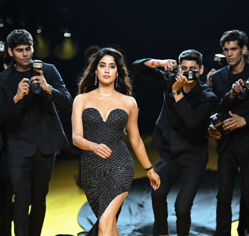 डीप नेक ड्रेस में रैम्प पर उतरीं जाह्नवी कपूर, वॉक के लिए हो गईं ट्रोल