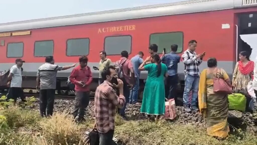 कटक के निर्गुंडी के पास बड़ा रेल हादसा ,11 बोगियां पटरी से उतरीं
