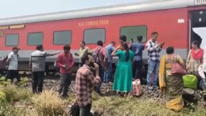 कटक के निर्गुंडी के पास बड़ा रेल हादसा ,11 बोगियां पटरी से उतरीं