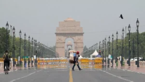 दिल्ली में बदला मौसम, तेज हवाओं से तापमान में गिरावट(Delhi-Weather)