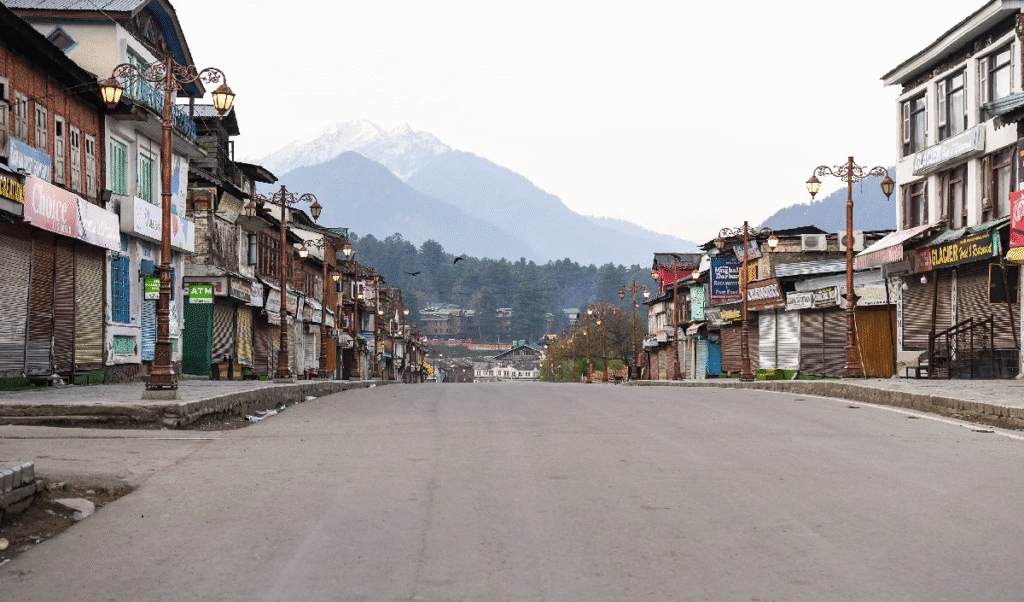 Pahalgam : पहलगाम अब सड़कें खाली, दुकानें बंद, हर तरफ पसरा सन्नाटा