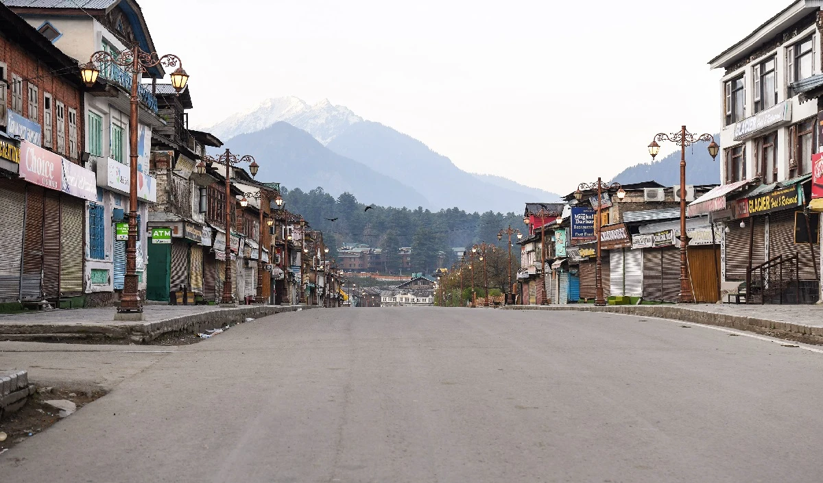 पहलगाम अब सड़कें खाली, दुकानें बंद, हर तरफ पसरा सन्नाटा