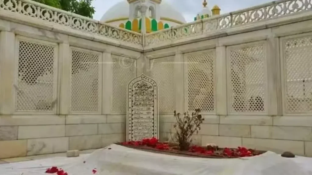 Aurangzeb की कब्र पर विवाद, UN से मांगी सुरक्षा।