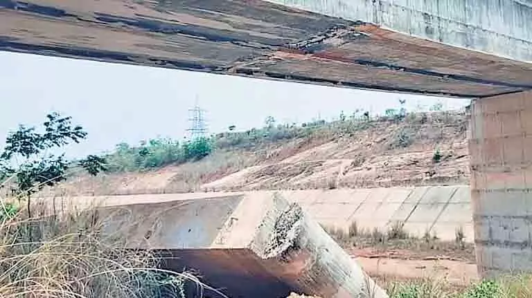 Telangana में सितारामा प्रोजेक्ट का खंभा ढह गया.