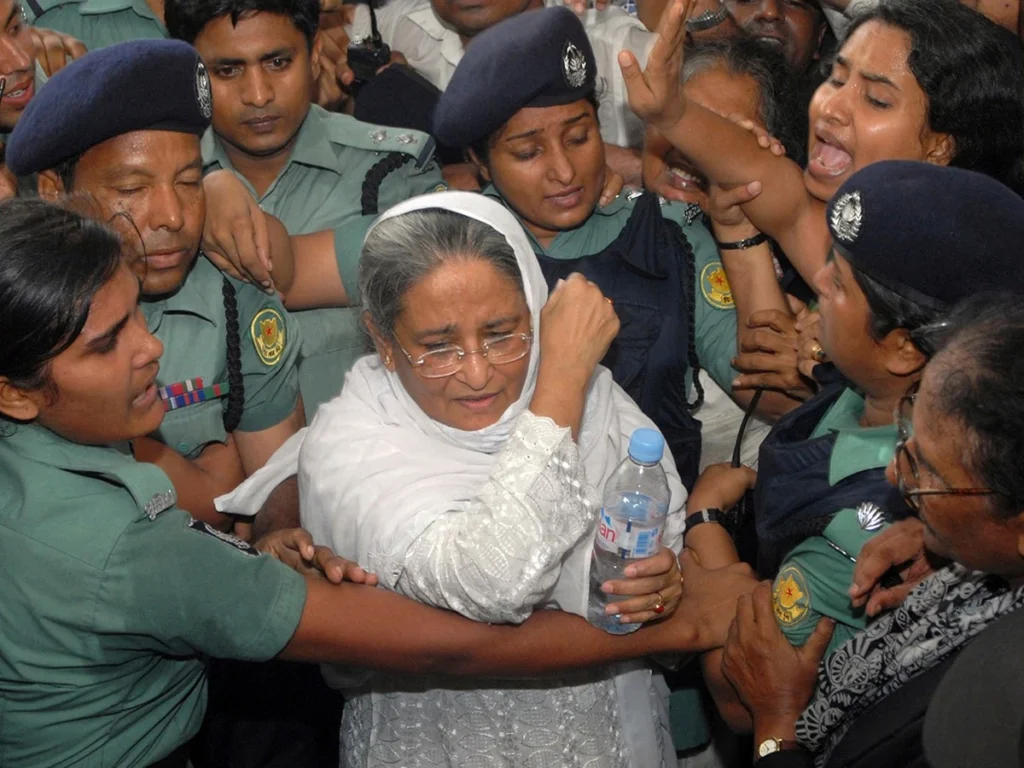 Sheikh Hasina व बेटे पर भ्रष्टाचार का आरोप, वारंट जारी।