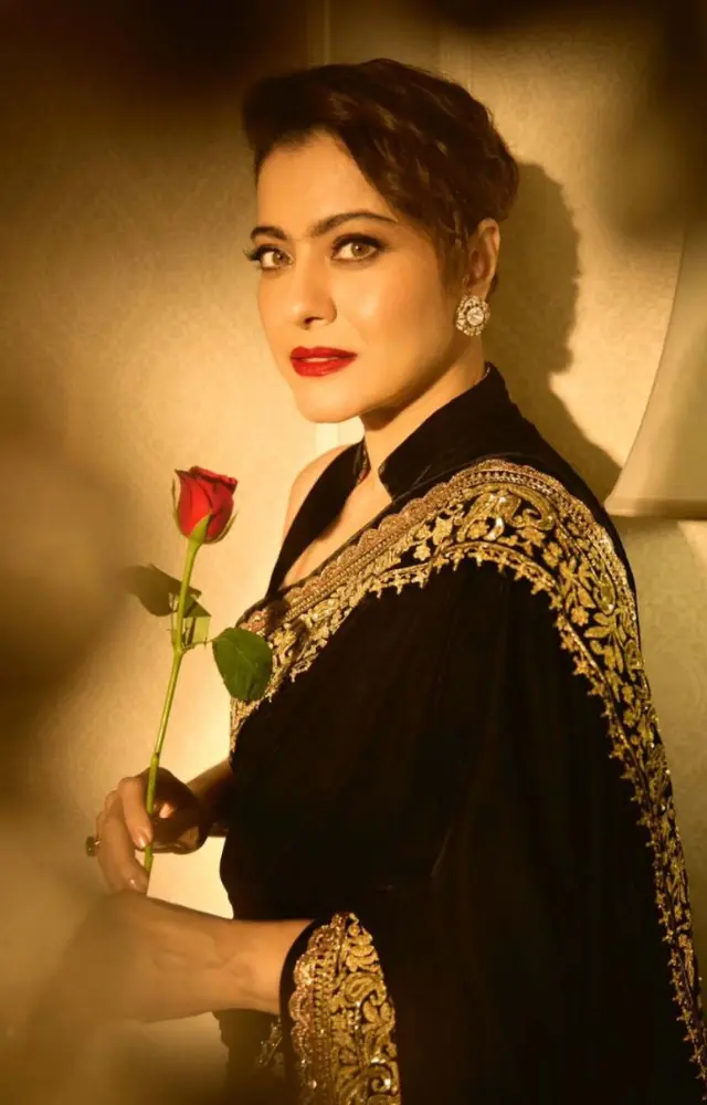 Kajol :ने अलंकृत काली साड़ी में बिखेरा शाही जादू।