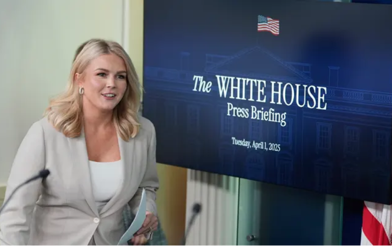 Karoline Leavitt: ट्रंप की सहयोगी के कपड़े भी चीन के ही निकले – बीजिंग की तंज भरी प्रतिक्रिया