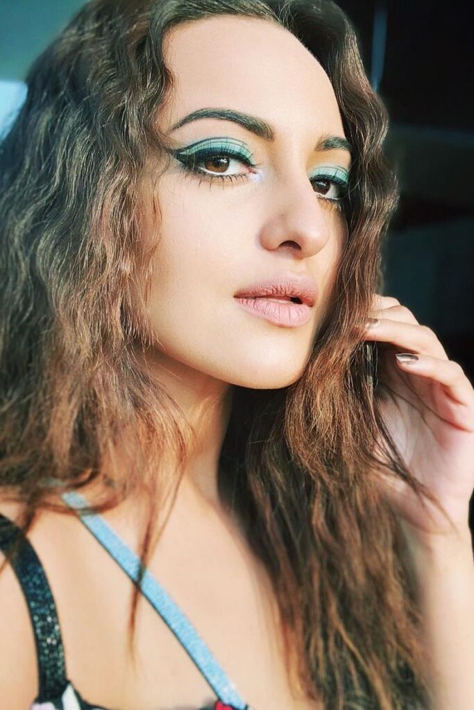 Sonakshi Sinha :स्मोकी आईज़ और कर्ल्स में सोनाक्षी सिन्हा का ग्लैमर।
