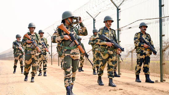 BSF jawan :सीमा पार करने पर पाक ने बीएसएफ जवान को पकड़ा।