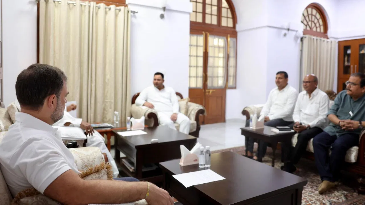 Bihar में महागठबंधन की तैयारी, तेजस्वी यादव की कांग्रेस से मुलाकात