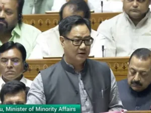 वक्फ़ संशोधन बिल लोकसभा में पेश, 10 बातों में समझिए सारी बहस