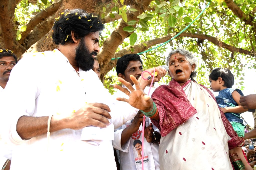 Pawan Kalyan : ने गांव की महिलाओं को भेजे जूते।