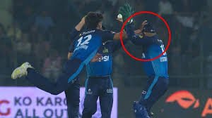 PSL 20245 गेंदबाज के जश्न में घायल हुआ विकेटकीपर, वीडियो हुआ वायरल