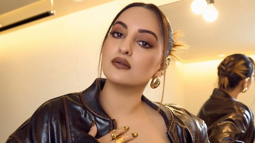Sonakshi Sinha :स्मोकी आईज़ और कर्ल्स में सोनाक्षी सिन्हा का ग्लैमर।