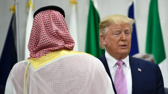 Trump UAE Visit: मुस्लिम महिला डांसरों ने किया स्वागत, बढ़ा विवाद