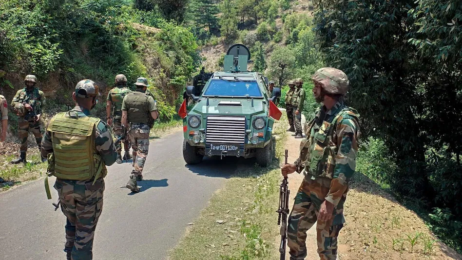 Terrorist: शोपियां में मुठभेड़, कमांडर ढेर, 2 आतंकी घेरे में!