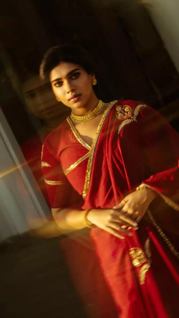 Dushara Vijayan का Saree Style बना आकर्षण का केंद्र
