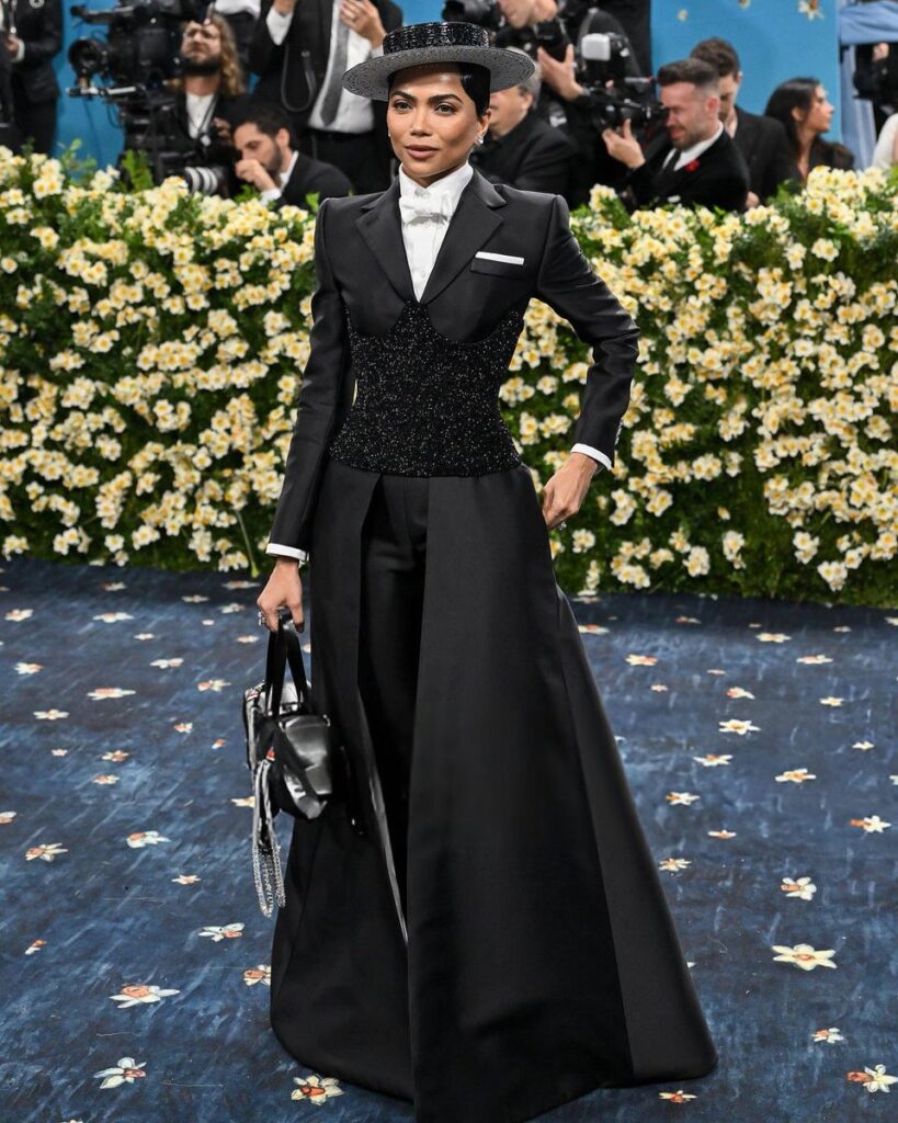AI dazzles Met Gala 2025 :हार्वर्ड की ग्रेजुएट मोना पटेल ने लूटा जलवा।