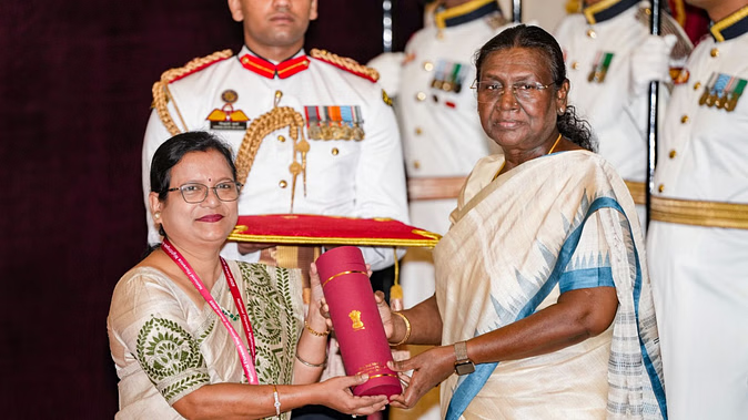 President Murmu ने राष्ट्रपति भवन में 15 पुरस्कार विजेताओं को राष्ट्रीय फ्लोरेंस नाइटिंगेल पुरस्कार प्रदान किए