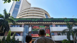 Share Market: सेंसेक्स 150 गिरकर 81,500 पर कारोबार कर रहा