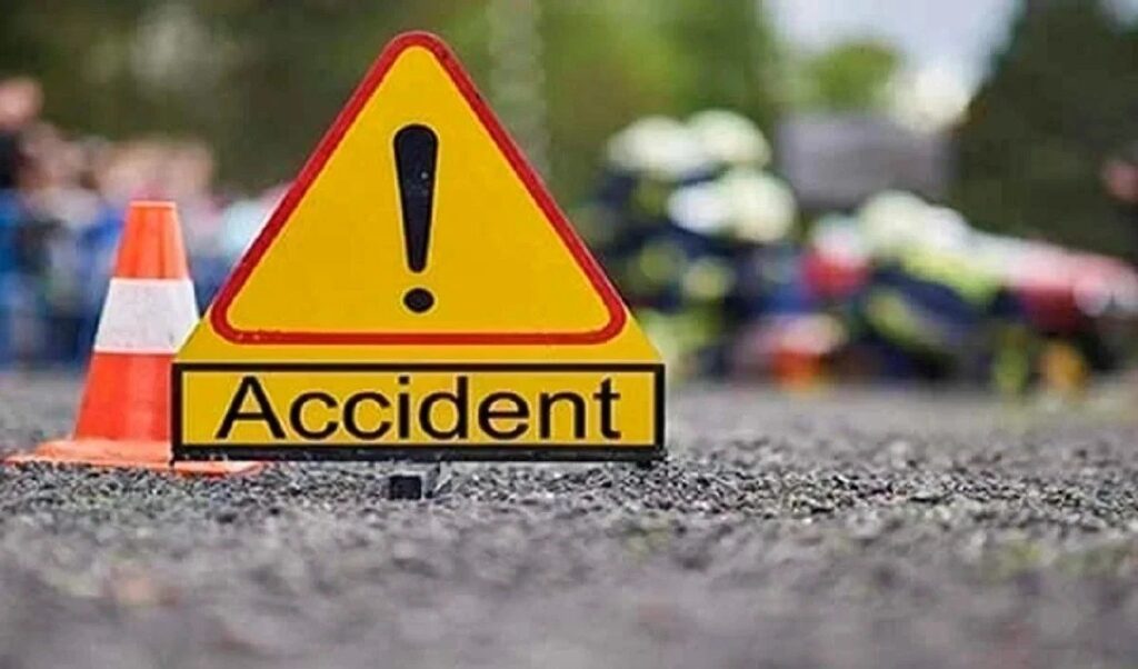 UP : सड़क हादसे में 3 सगे भाइयों समेत 4 लोगों की मौत, एक अन्य घायल