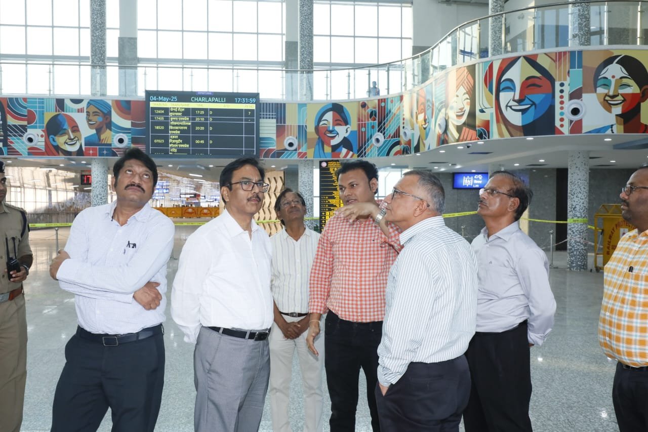 GM ने चेर्लापल्ली रेलवे स्टेशन पर फॉल्स सीलिंग गिरने वाले स्थान का किया निरीक्षण
