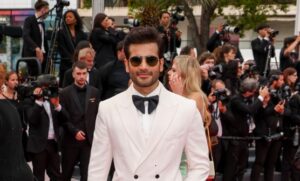 करण टैकर ने कान्स 2025 के रेड कार्पेट पर रखा कदम