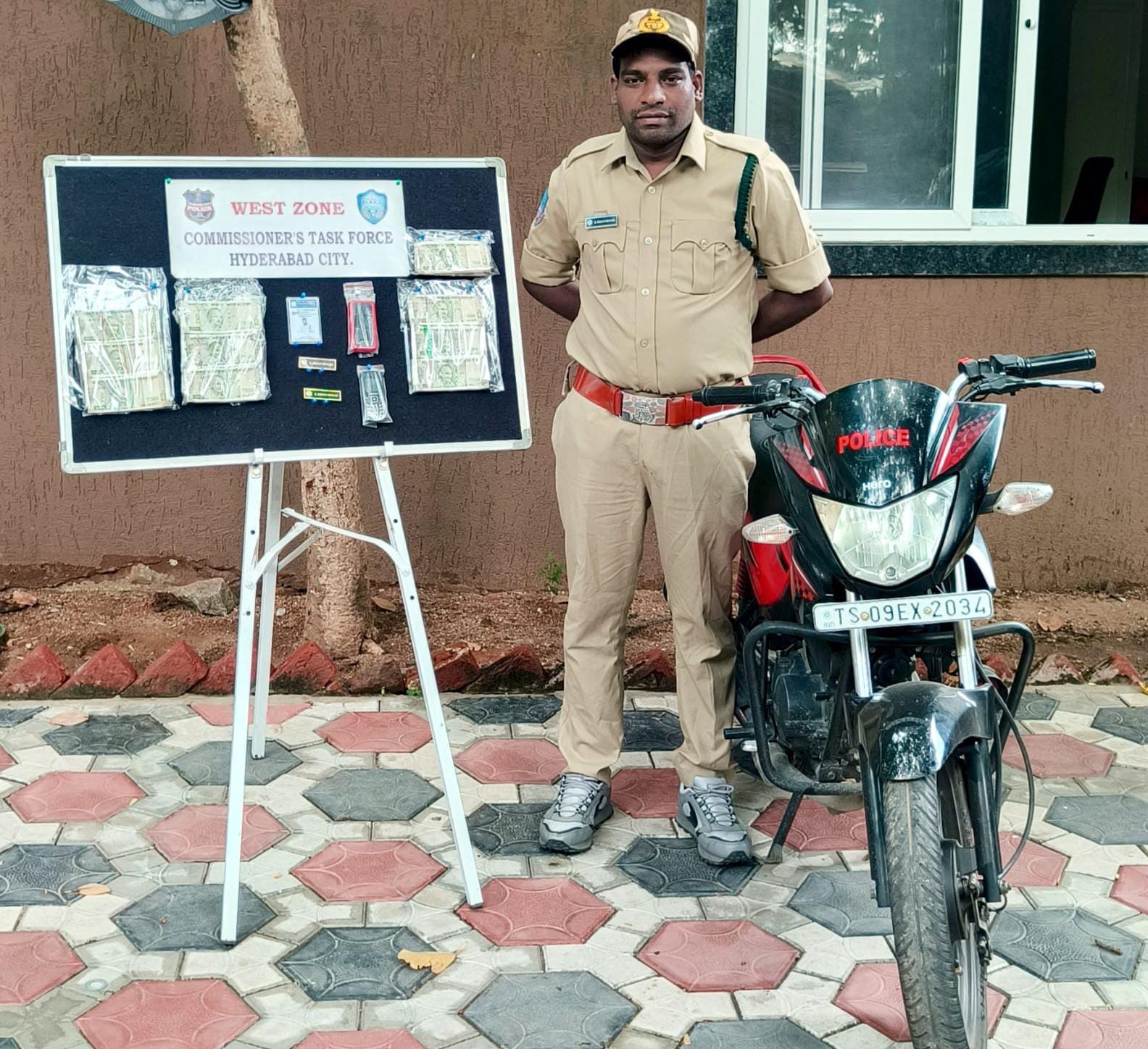 फर्जी पुलिस अधिकारी गिरफ्तार, कई लोगों से लाखों की ठगी