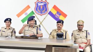 Police : कई घरों से चोरी करने वाला कुख्यात चोर गिरफ्तार