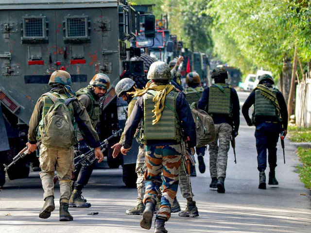 Terrorist: शोपियां में मुठभेड़, कमांडर ढेर, 2 आतंकी घेरे में!