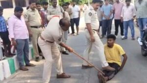 पुलिस की बर्बरता, बीच हाईवे पर तीन लोगों को डंडे से पीटा