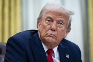 Donald trump: ट्रंप 2.0 सरकार के पहले 100 दिनों में ऐसा हुआ हाल,डॉलर 7% गिरा
