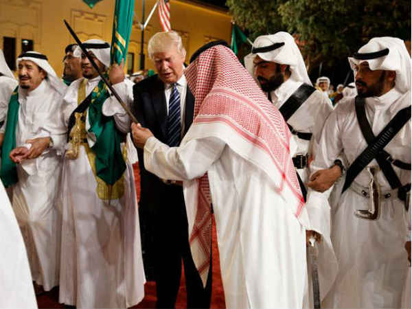 Trump UAE Visit: मुस्लिम महिला डांसरों ने किया स्वागत, बढ़ा विवाद