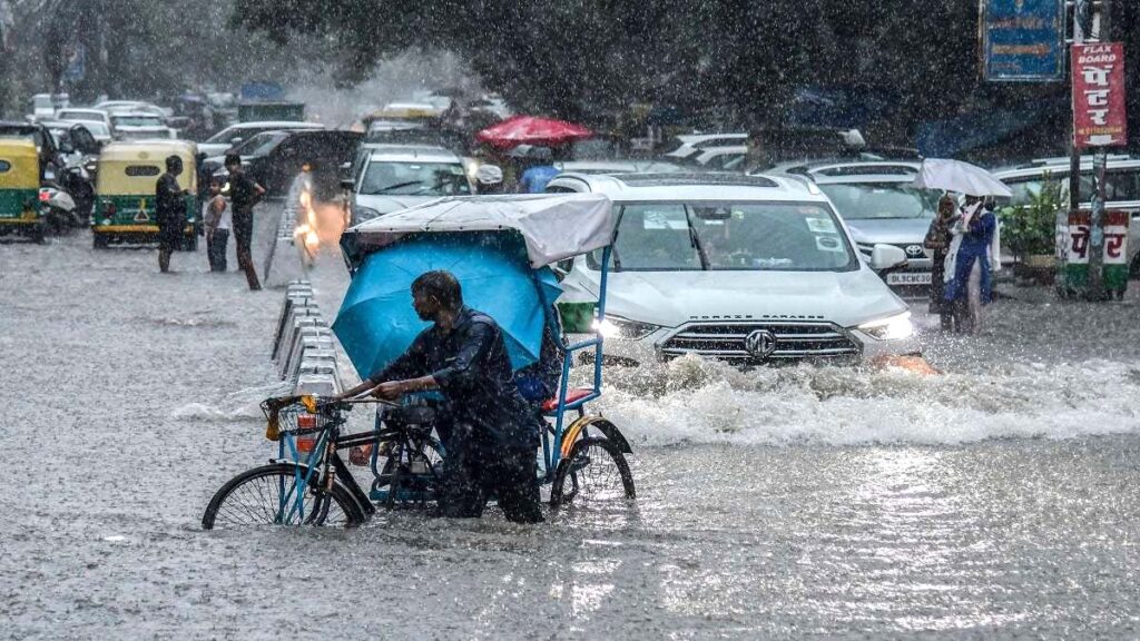 Rain : यूपी में तेज बारिश जारी, हिमाचल में बादल फटा