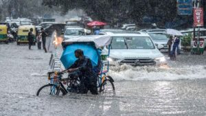 Rain : यूपी में तेज बारिश जारी, हिमाचल में बादल फटा