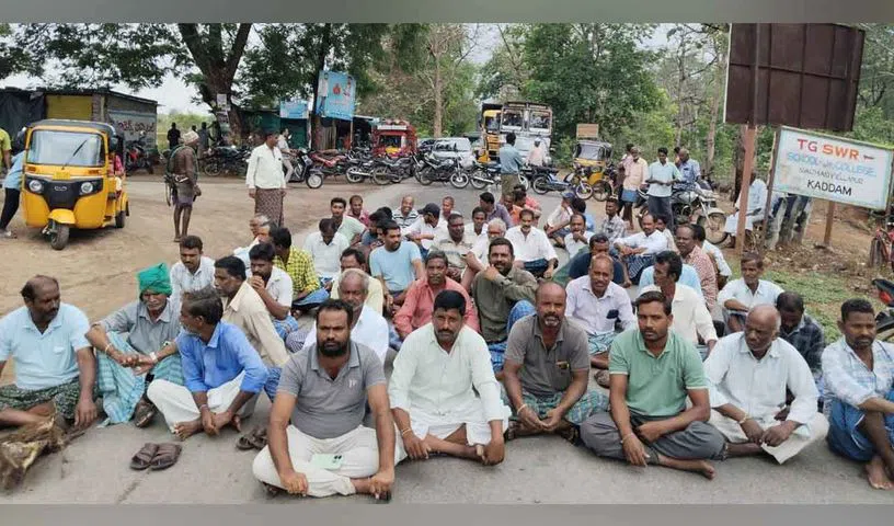 Hyderabad News : धान खरीद में देरी को लेकर किसानों ने विधायक बोज्जू से की नोकझोंक