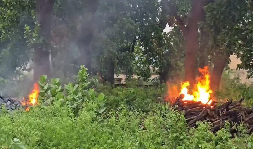 माओवादी नेता का अंतिम संस्कार, परिवार को नहीं दी गई सूचना