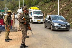 Jammu & Kashmir : आतंक के खिलाफ पुलिस का एक्शन, श्रीनगर में 11 जगहों पर छापे