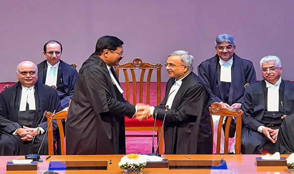 National : अब पूर्ण क्षमता से काम करेगा सुप्रीम कोर्ट, तीन जजों ने ली शपथ