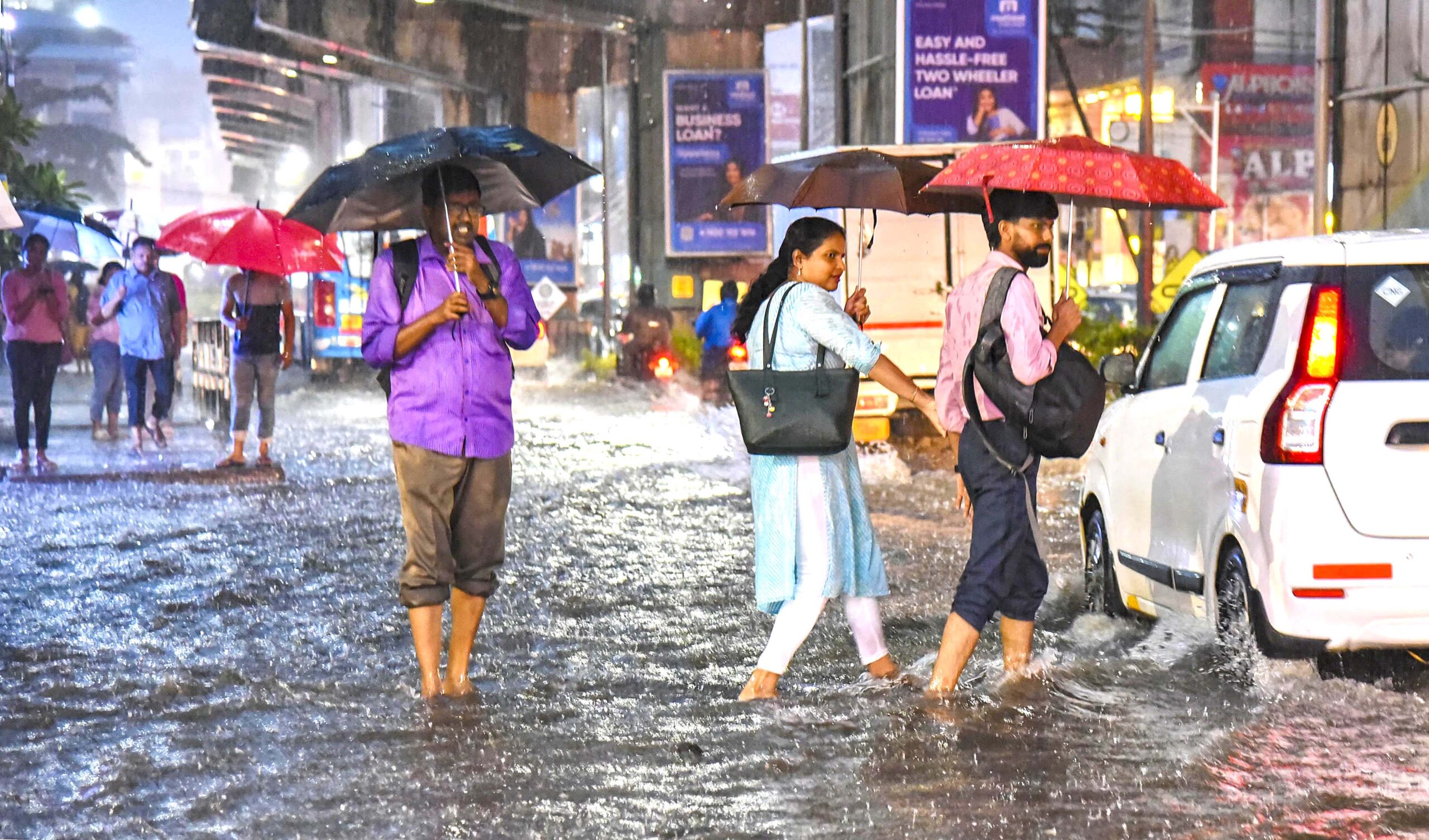 केरल व मुंबई में बारिश से जनजीवन प्रभावित,   अलर्ट जारी