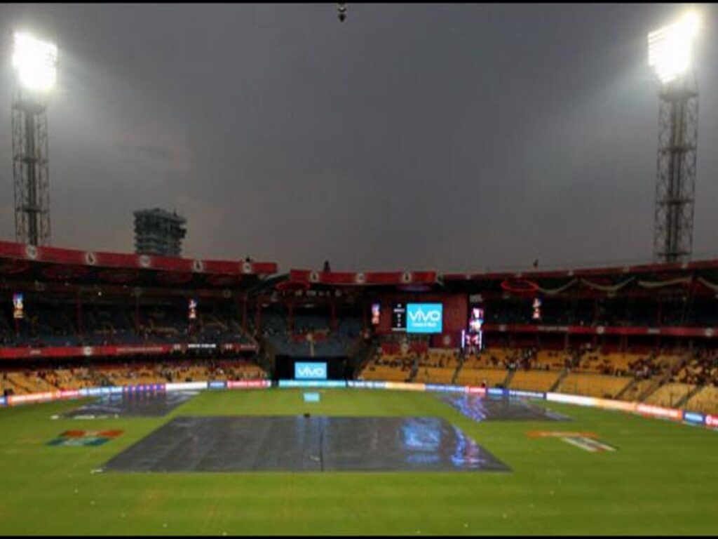 RCB vs KKR: बेंगलुरु में बारिश बन सकती है विलेन
