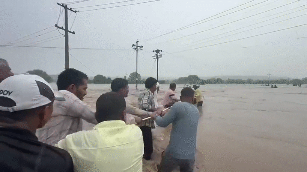 River Flood: उफनती नदी में फंसी 3 बेटियां, जवान ने टीम बना कर बचाया