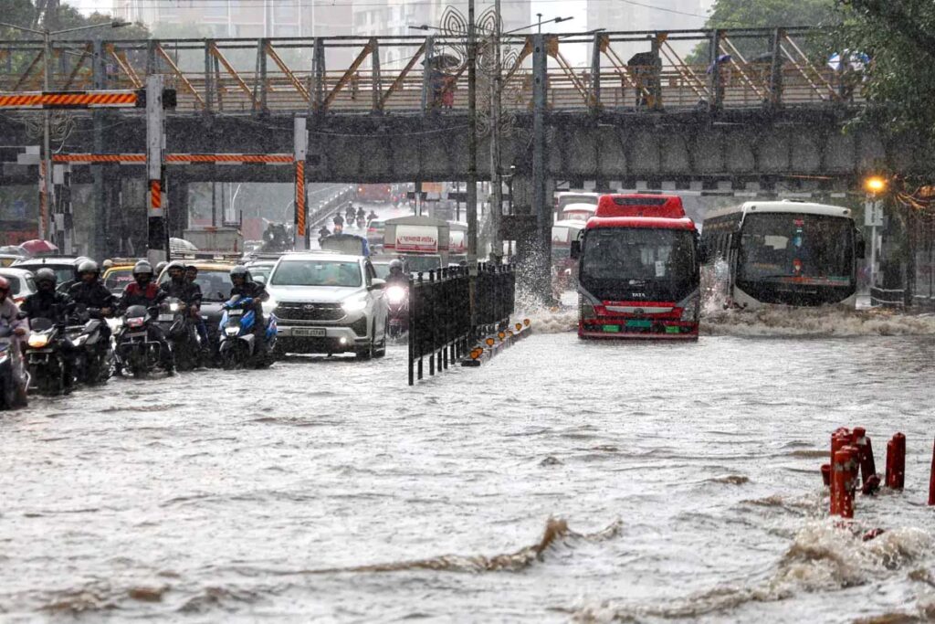 National : मुंबई में टूटा बारिश का रिकॉर्ड,  कई राज्यों में मचाई तबाही