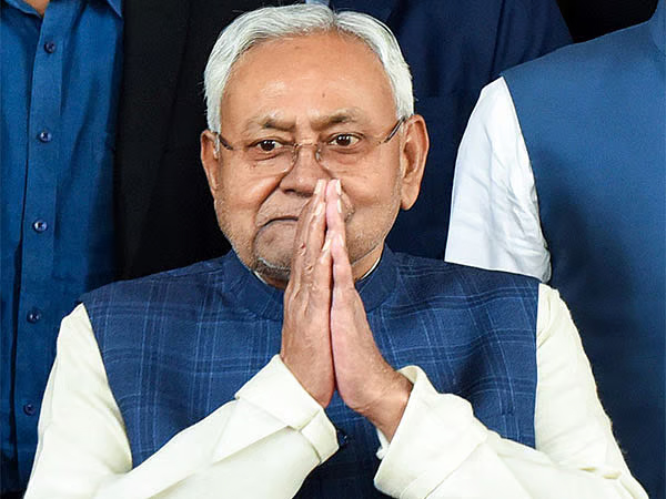 Bihar : चुनाव से पहले नीतीश को झटका, दो नेताओं ने थामा कांग्रेस का दामन