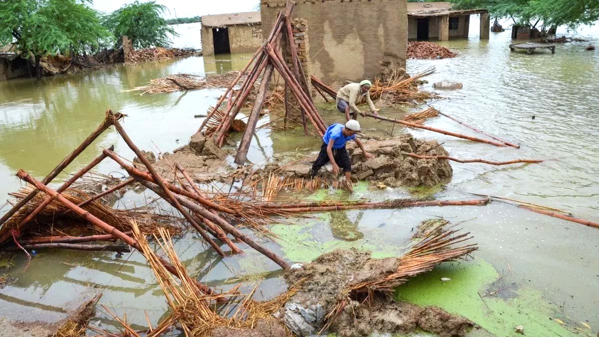 पाकिस्तान में तूफान का तांडव, मकान ढहे, 20 की मौत