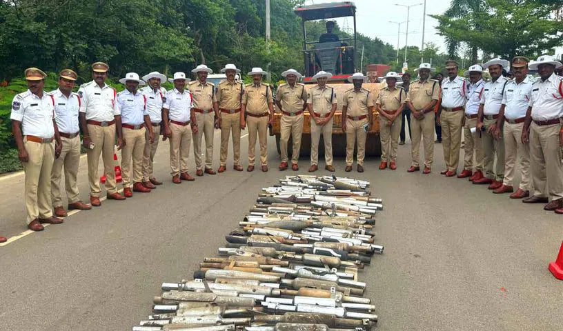 नागरिकों की शांति छीन रहे थे संशोधित साइलेंसर, पुलिस ने चलवाया बुलडोजर