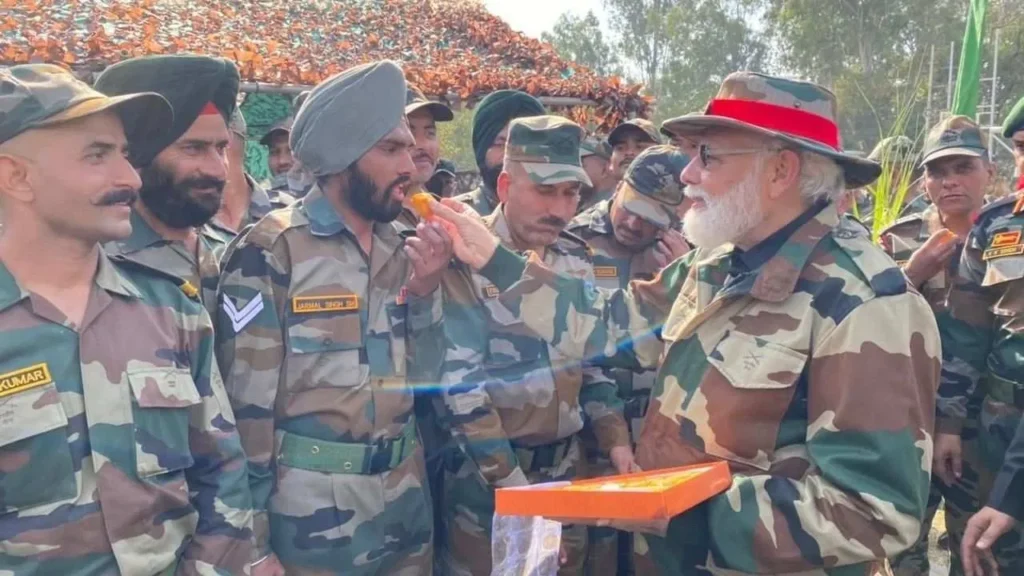 PM Modi: आदमपुर एयरबेस पर जवानों से मिले पीएम मोदी, देखें तस्वीरें!