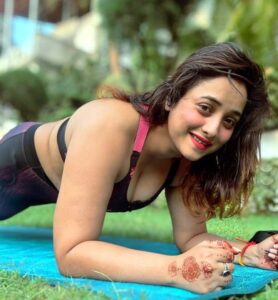 Bollywood : योग करते हुए रानी चटर्जी ने वीडियो किया साझा