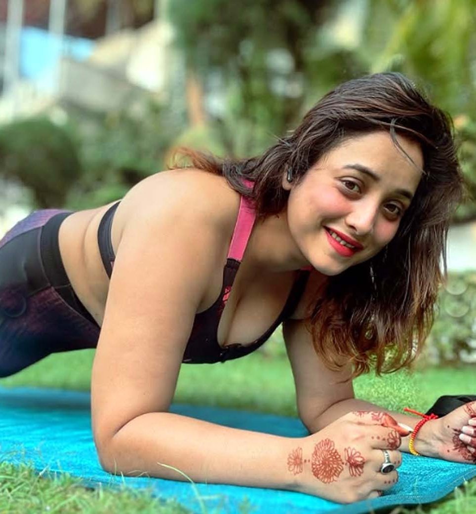 योग करते हुए रानी चटर्जी ने वीडियो किया साझा